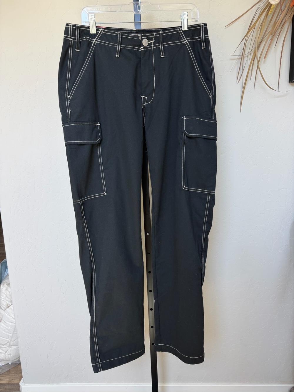 True Religion Cargo Pants Mens 32 Jet Black Horseshoe Contrast Stitch NWT